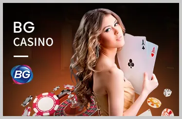 Người chơi tập trung vào các lá bài Poker và Blackjack tại tgv88